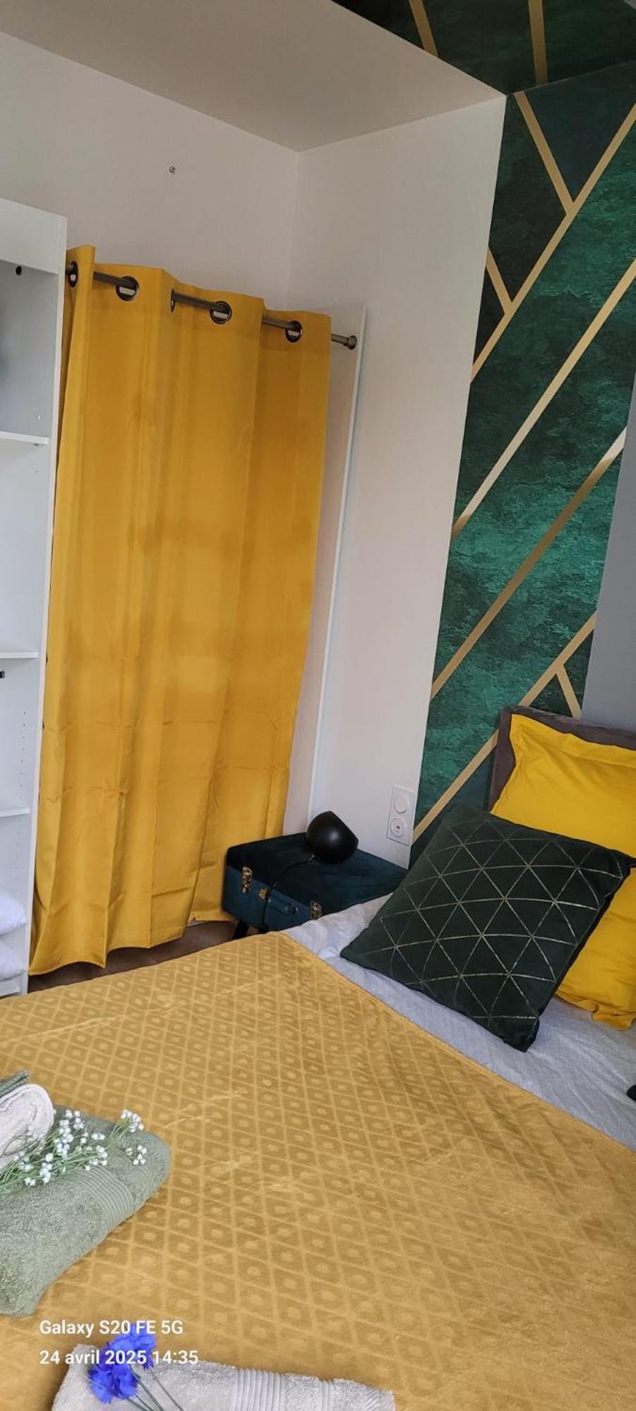 Les Volets Bleus - Deux Appartements Et Un Studio, Jardin 부르주 외부 사진